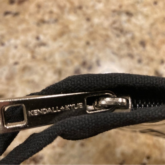 KENDALL & KYLIE Clear Zip Makeup Bag - NWOT - Picture 2 of 3